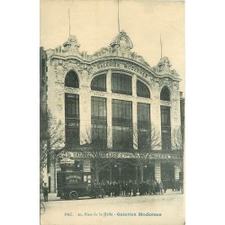 64 PAU. Galeries Modernes 20 Place de la Halle avec camion de livraisons