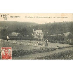 TROIS-PONTS. Dépendances du Château de Petit Spay avec Jardiniers et chien vers 1911..