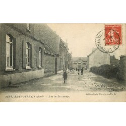 59 NEUVILLE-EN-FERRAIN. Rue du Patronage animée 1920