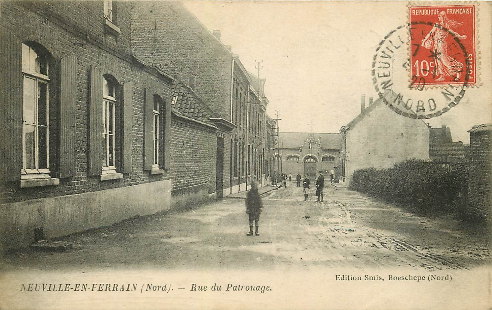 59 NEUVILLE-EN-FERRAIN. Rue du Patronage animée 1920