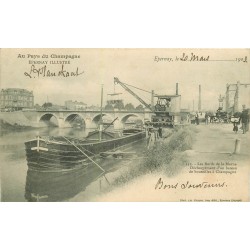 51 EPERNAY. Déchargement d'une Péniche de bouteilles à Champagne avec grue 1903