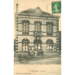 61 COURTOMER. Animation devant la Mairie 1913