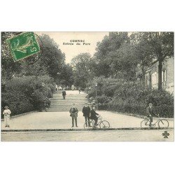 carte postale ancienne 16 COGNAC. Cyclistes à l'Entrée du Parc 1913