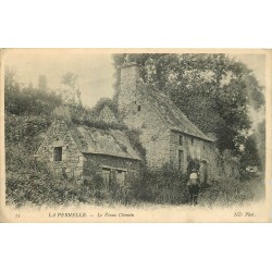 50 SAINT VAAST LA HOUGUE. . Cavalière sur le Vieux Chemin de La Pernelle 1908