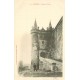26 GRIGNAN. Porte du Château avec personnages vers 1900
