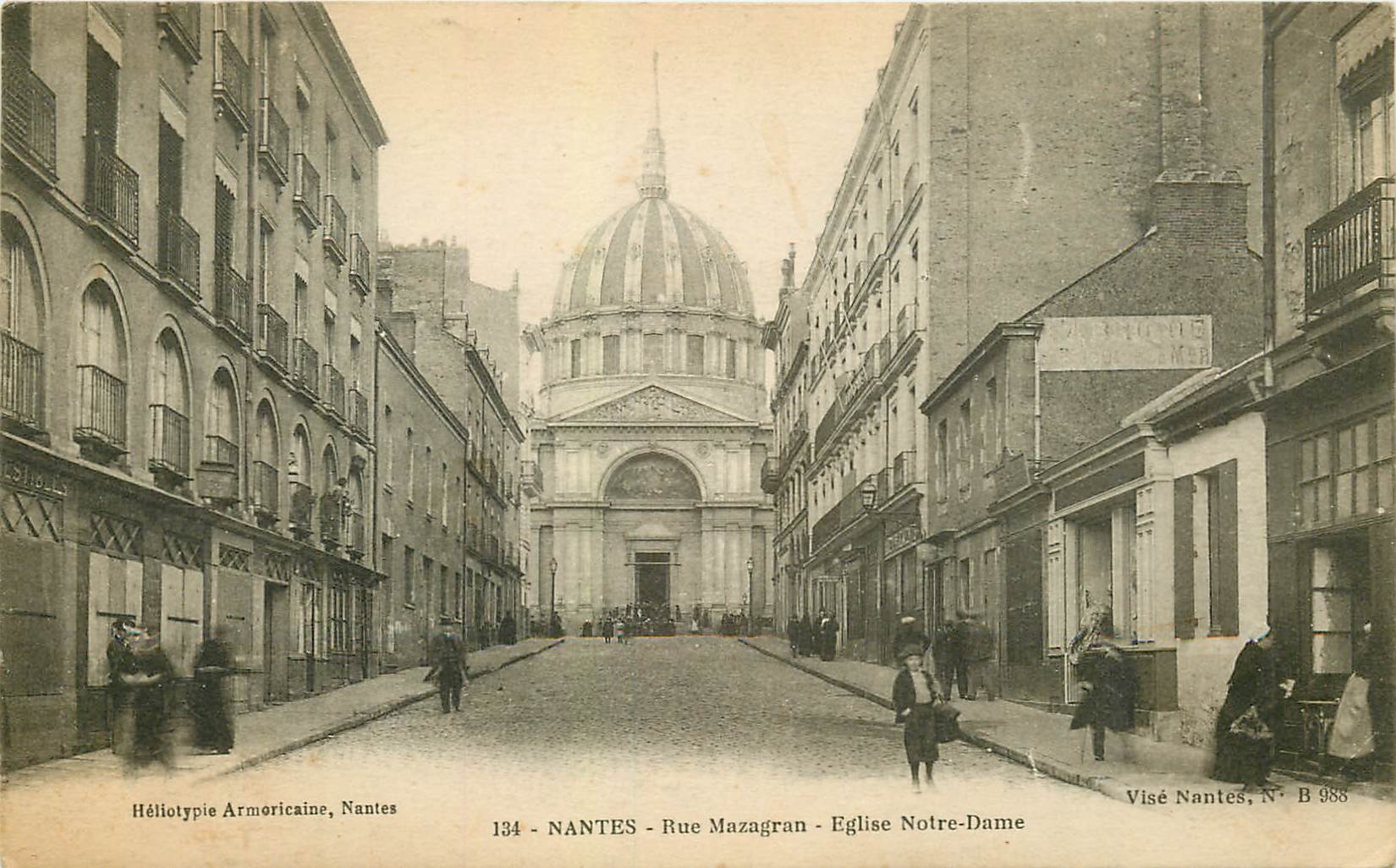 44 NANTES. Eglise Notre-Dameet boutiques rue Mazagran 1918