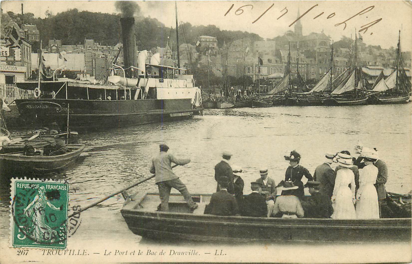 14 TROUVILLE. Le Bac de Deauville dans le Port 1910