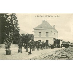 38 ALLEVARD-LES-BAINS. Train entrant dans la Gare avec nombreux Fiacres