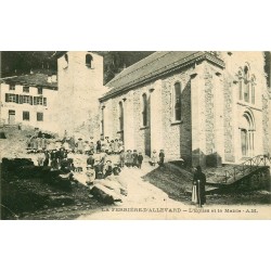 38 LA FERRIERE-D'ALLEVARD. Eglise et Mairie belle animation 1920
