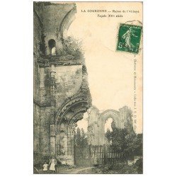 carte postale ancienne 16 LA COURONNE. Ruines de l'Abbaye 1905 avec Enfants