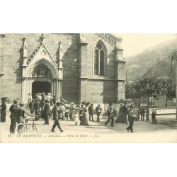 2 x Cpa 38 ALLEVARD. Sortie de Messe 1917 et intérieur de l'Eglise 1910