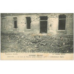 carte postale ancienne 02 SOISSONS. Séminaire. La Cour 1917 avec Soldats