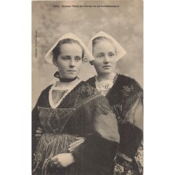 56 CARNAC & LOCMARIAQUER. Jeunes Filles en costumes et coiffes traditionnels