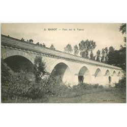 carte postale ancienne 16 MANOT. Personnes sur le Pont sur la Vienne