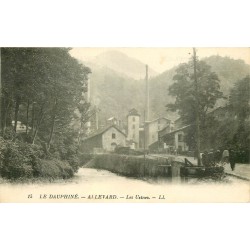 38 ALLEVARD. Les Usines 1920 Ouvriers se rendant sur les Hauts Fourneaux