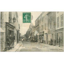 carte postale ancienne 16 MANSLE. Grande Rue 1910 avec Copiffeur et Tacot. Blanc au centre...