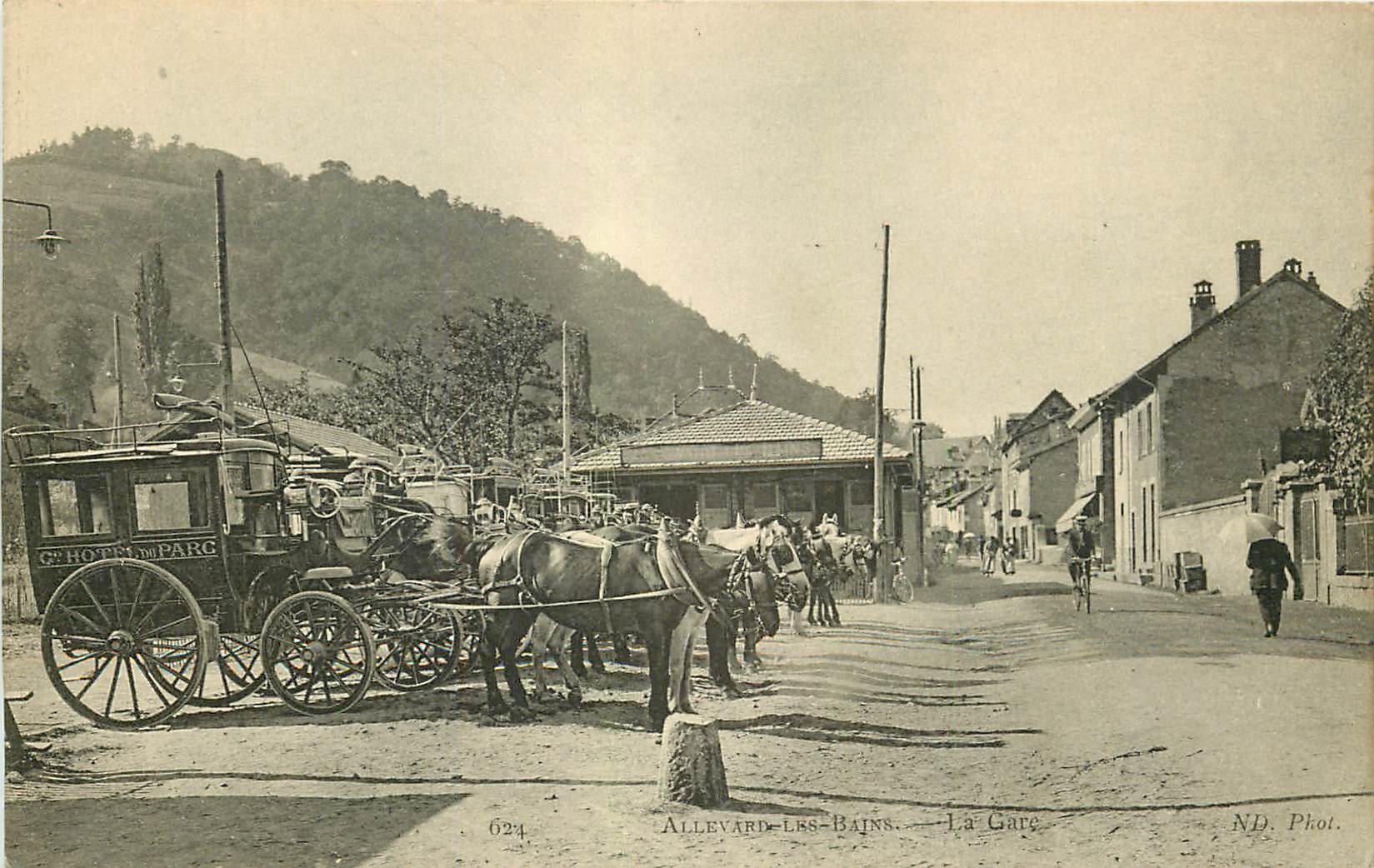 38 ALLEVARD-LES-BAINS. Attelages de différents Hôtels devant la Gare 1914