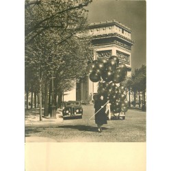 Photographe MONIER Albert. Paris avec vendeuse de ballons...