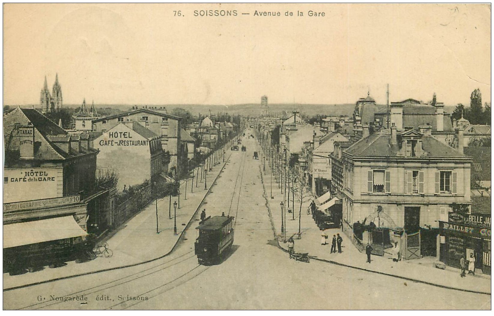 carte postale ancienne 02 SOISSONS. Tramway avenue de la Gare 1914. (carte gondolée)...