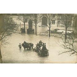 PARIS inondations de 1910. Militaires Sauveteurs en charette Photo carte postale