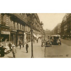 PARIS 02. Avenue de l'Opéra Taxi ancien et Autobus devant magasin de cartes postales