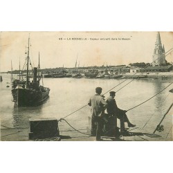 17 LA ROCHELLE. Pêcheurs au carrelet et Vapeur entrant dans le Bassin 1908