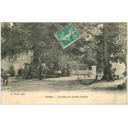 carte postale ancienne 16 RUFFEC. Un Coin du Jardin Public bien animé 1910