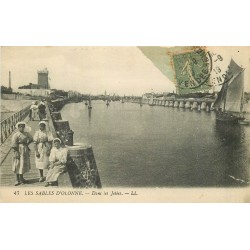 85 LES SABLES D'OLONNE. Sablaises sur les Jetées 1919