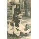 Régions Les Pyrénées. Vieille femme nourissant ses oies en attendant le Marché 1907