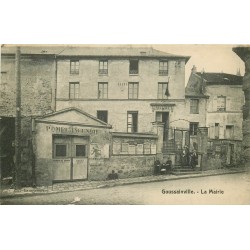 95 GOUSSAINVILLE. Ecolières devant la Mairie 1910