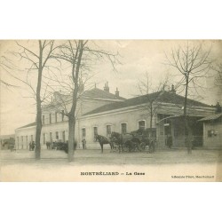 25 MONTBELIARD. Attelages pour Hôtel devant la Gare 1918