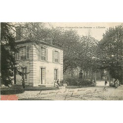 95 ARNOUVILLE-LES-GONESSE. Animation et Jardinier à l'Entrée du Château