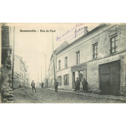 95 GOUSSAINVILLE. Rue du Pont avec Militaires devant Epicerie 1917