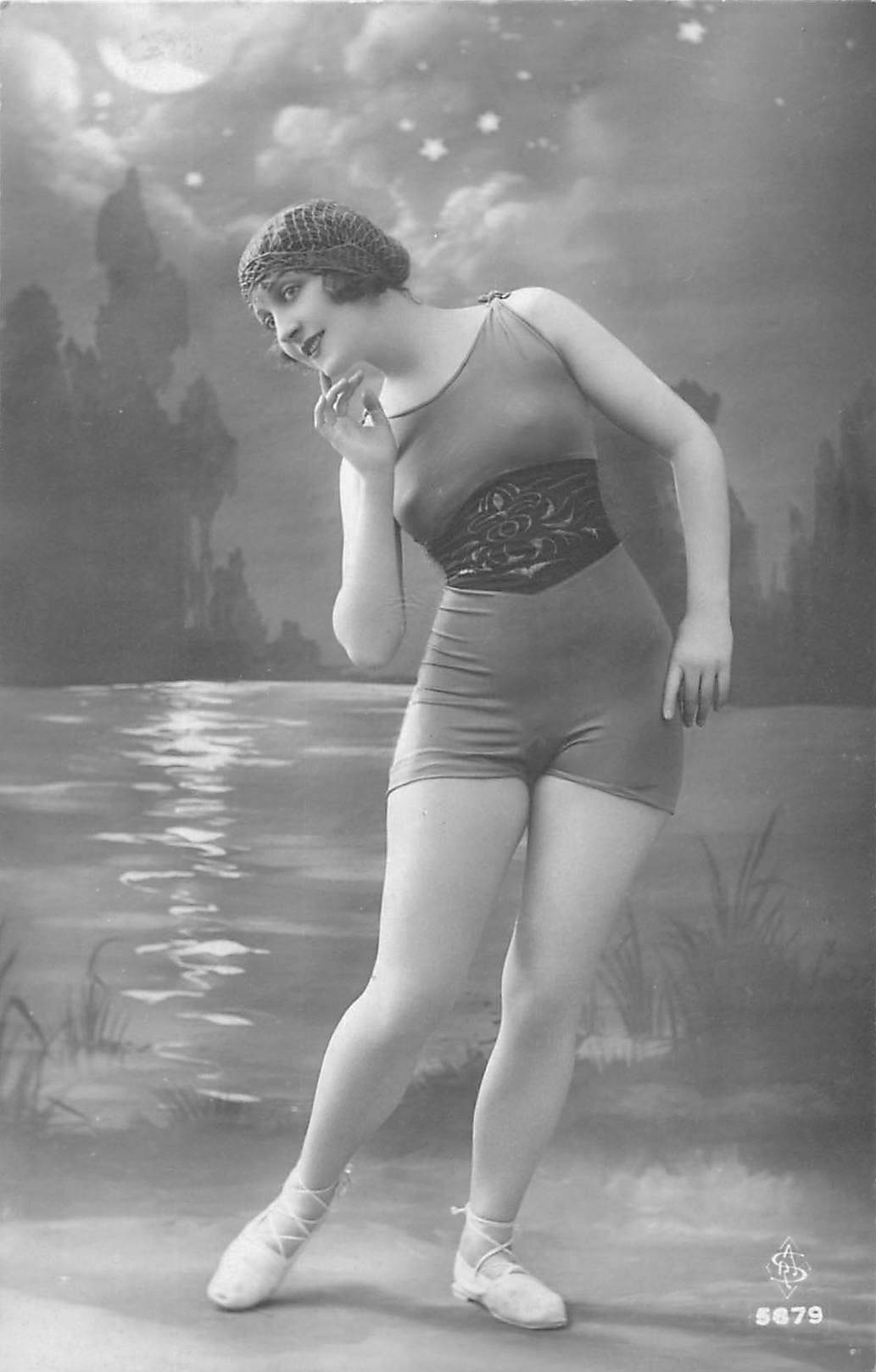 BEAUTE FEMININE AUTREFOIS. Superbe Femme en maillot de bain une seule pièce