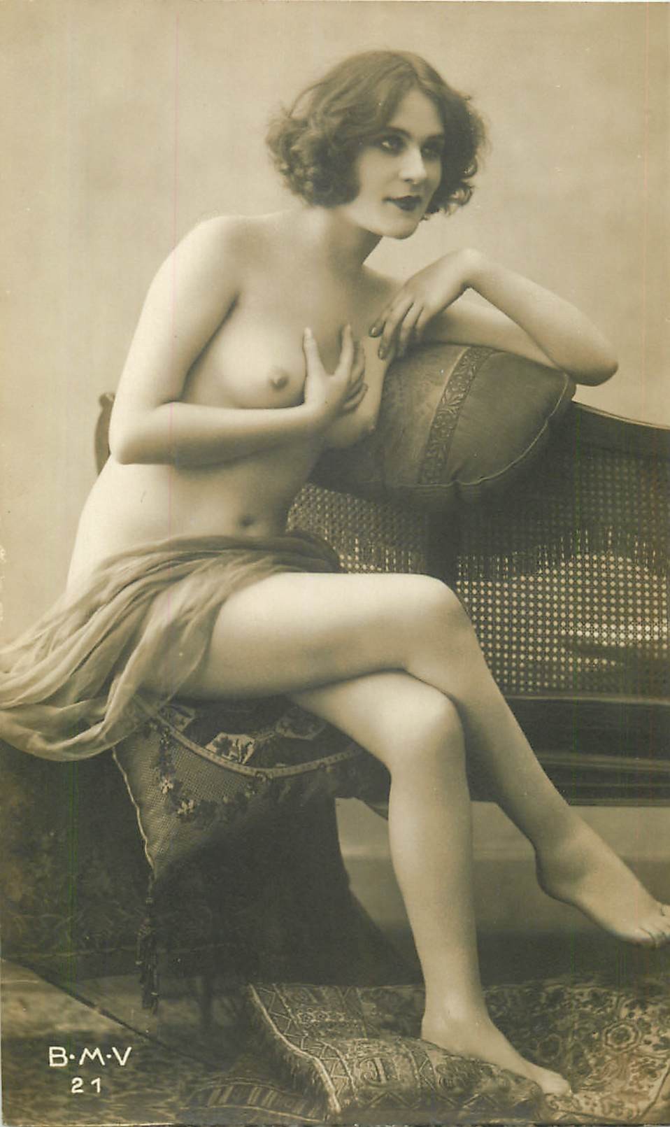 BEAUTE FEMININE AUTREFOIS. Jeune femme assise alanguie aux seins nus