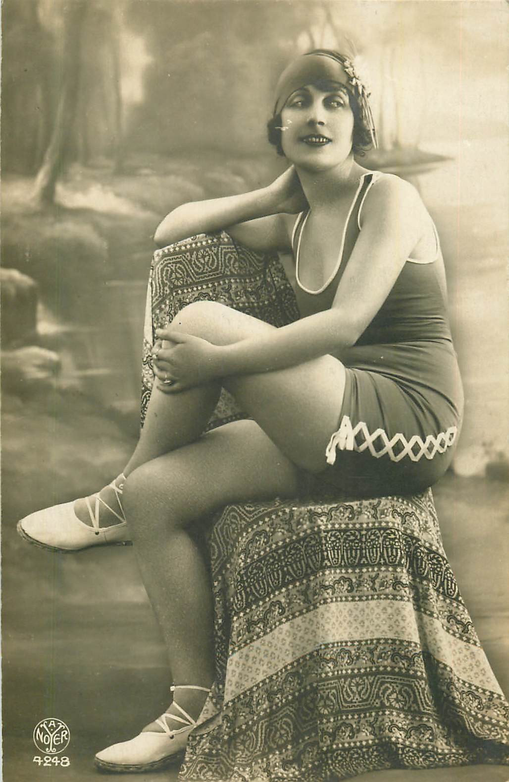 BEAUTE FEMININE AUTREFOIS. Jeune femme en maillot de bain une seule pièce par Noyer