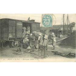 ORAN. Au Port Déchargeurs Arabes du wagon au bateau 1906