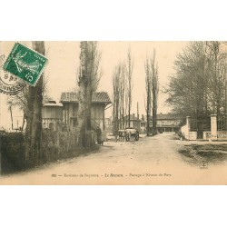 64 LE BOUCAU. Attelage Boeufs au Passage à niveau du Port et Château d'eau 1906