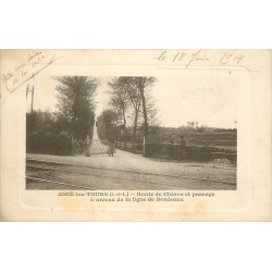 37 JOUE-LES-TOURS. Passage à niveau Route de Chinon avec employée 1919