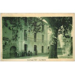 carte postale ancienne 66 ILLE-SUR-TET. La Mairie 1930 animation