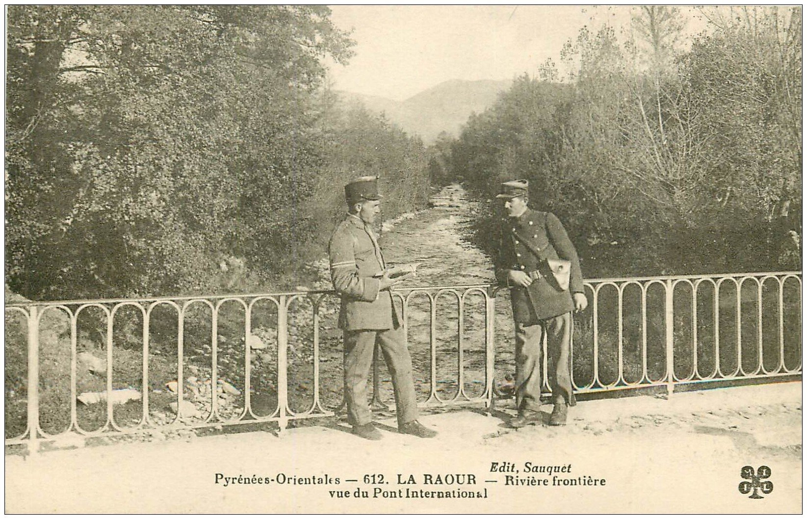 carte postale ancienne 66 LA CERDAGNE. La Raoure Rivière Frontière. Douaniers Espagnole et Français