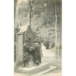 22 DINAN. Enfants à la Fontaine des Eaux