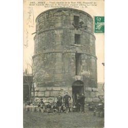 94 IVRY. Vieux Moulin de la Tour avec vignerons 1910