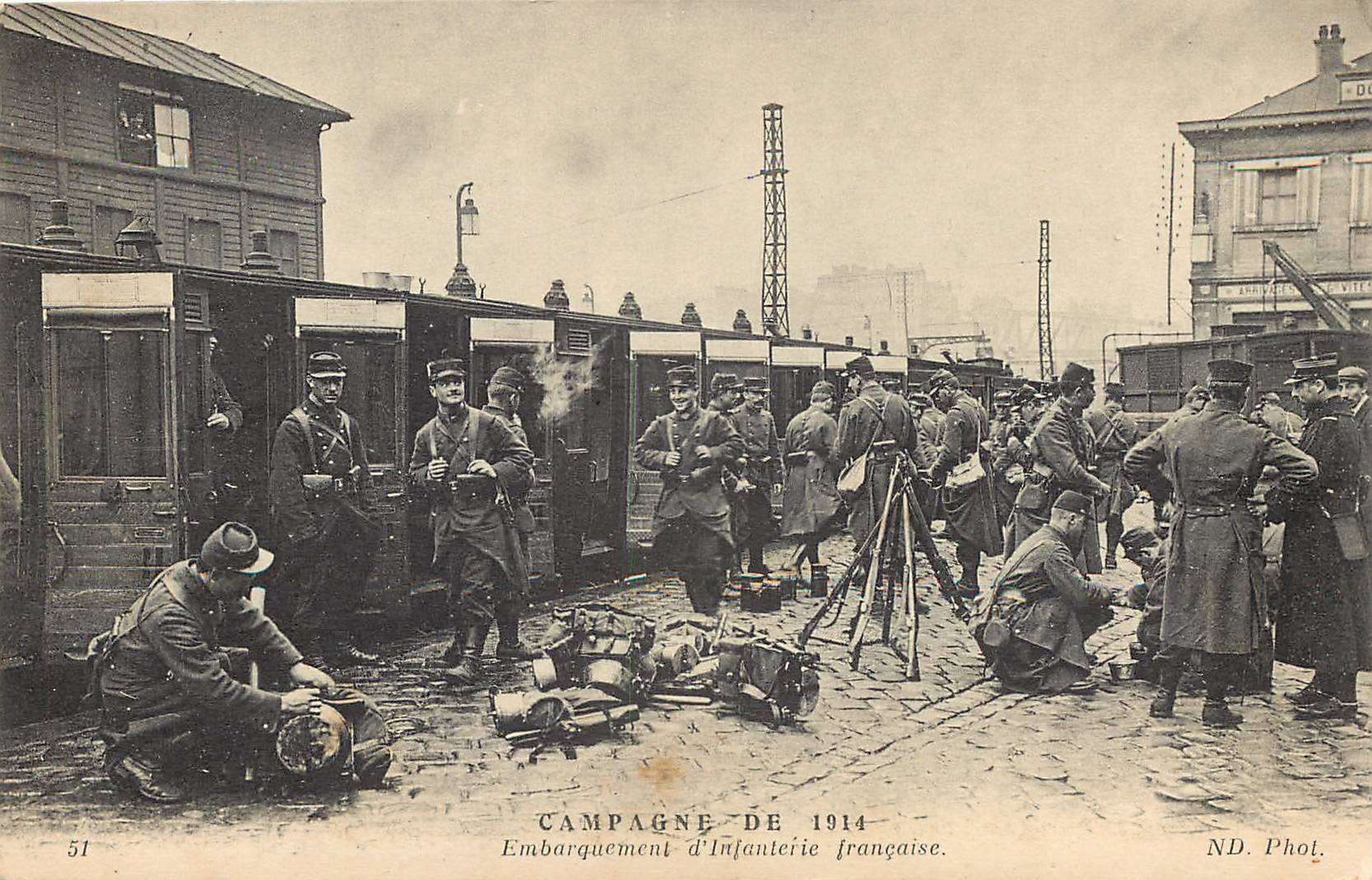 59 DOUAI. A la Gare embarquement de l'Infanterie française sur un train Guerre 1914