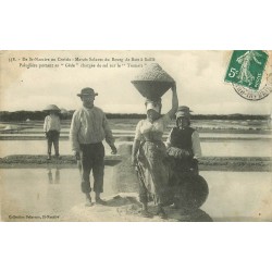 44 SAILLE. Marais Salants du Bourg de Batz. Paludière portant sa Gède de sel sur le Tremaït 1908