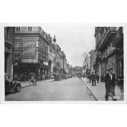 Photo cpa 59 DOUAI. Voitures anciennes rue de Bellain avec magasin Bata