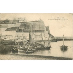 56 BELLE-ILE-EN-MER. Le Palais et Bateaux de Pêche dans le Port Citadelle 1906