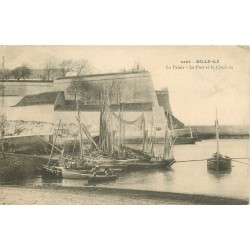 56 BELLE-ILE-EN-MER. Le Palais et Bateaux de Pêche dans le Port Citadelle 1906