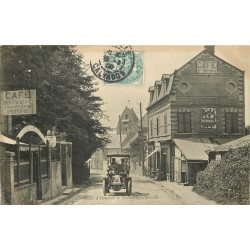 14 Voiture ancienne Route d'Honfleur à Trouville-Villerville entre Café Prieur et Café Dubos 1905