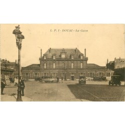 59 DOUAI. Voitures et Fiacres devant la Gare